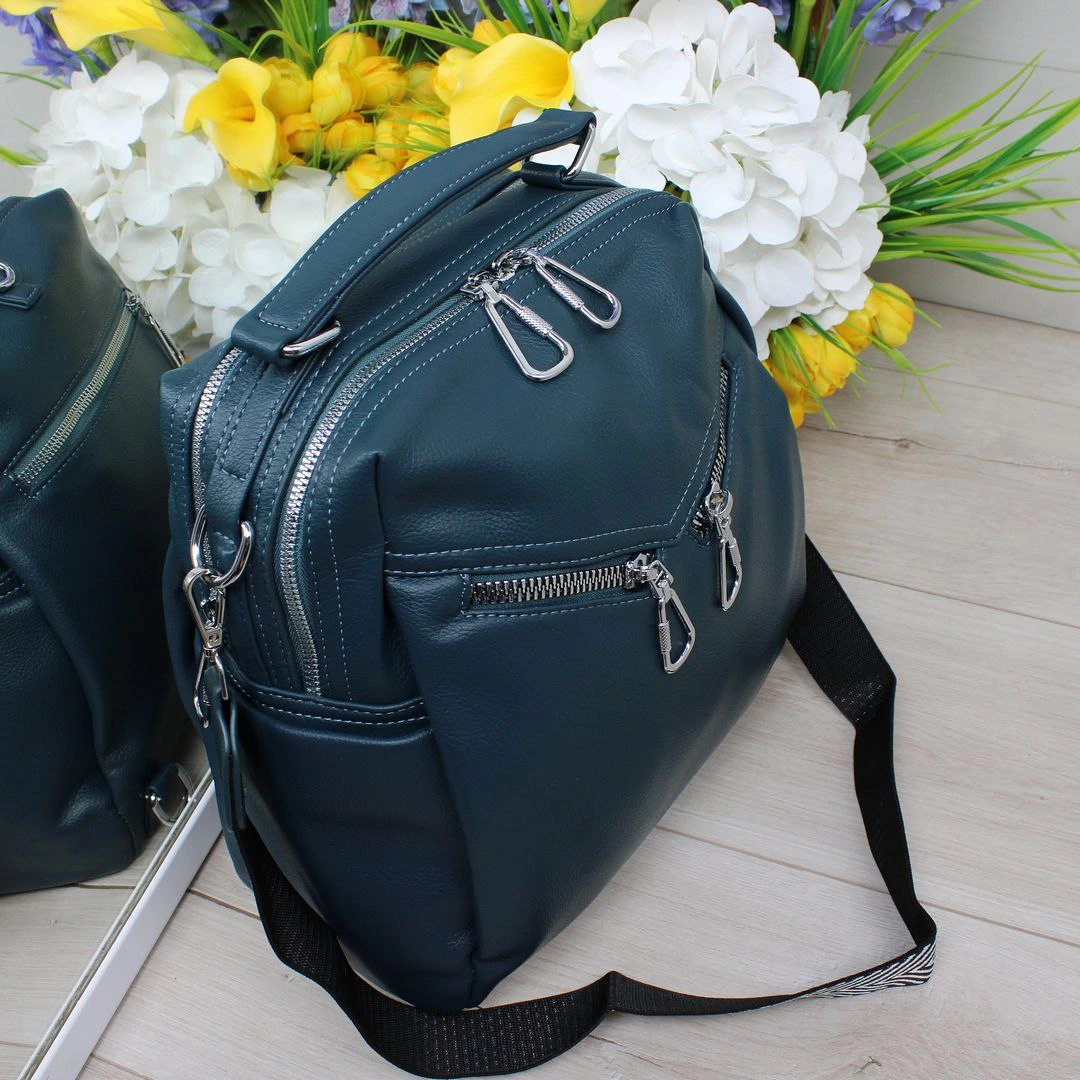 Жіноча сумка-рюкзак бірюзового кольору для пригод на природі